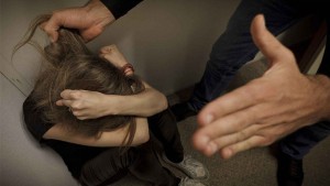 حاول فقْءَ عينها.. الاحتفاظ بشخص من أجل "الاعتداء بالعنف الشديد على زوجته''