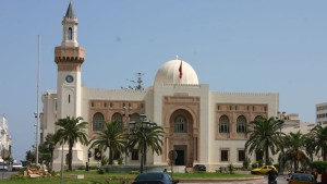 صفاقس: إمام جامع يتعرّض للاعتداء بالعنف من قبل أحد المصلّين (فيديو)