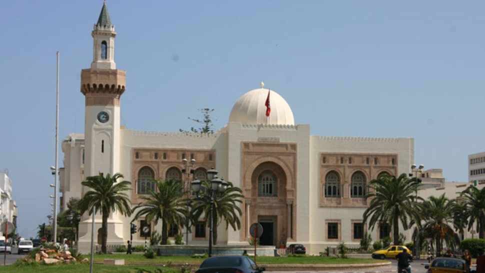 صفاقس: إمام جامع يتعرّض للاعتداء بالعنف من قبل أحد المصلّين (فيديو)