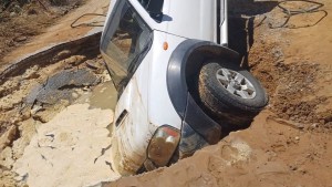 بني خلاد: سقوط شاحنة داخل حفرة جراء انفجار انبوب مياه