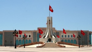 بلدية تونس: التنبيه على أصحاب المحلات بضرورة احترام التراتيب الصحية وقواعد استغلال الرصيف