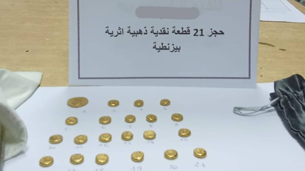 حجز 21 قطعة نقدية أثرية من الذهب بمطار جربة جرجيس