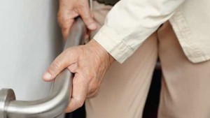 دكتورة تحذّر من اضطرابات المشي  المؤدية إلى السقوط لدى كبار السن