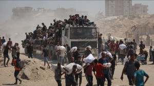 20 شهيدا في انقلاب شاحنة فوق منتظري مساعدات بغزة