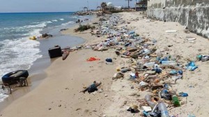 المصطافون يلقون قرابة 8 آلاف متر مكعب من الفضلات على الشواطئ التونسية