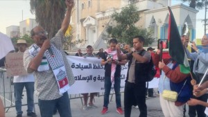 متظاهرون امام سفارة لبنان بتونس يعبرون عن رفضهم لقرار نزع سلاح حزب الله