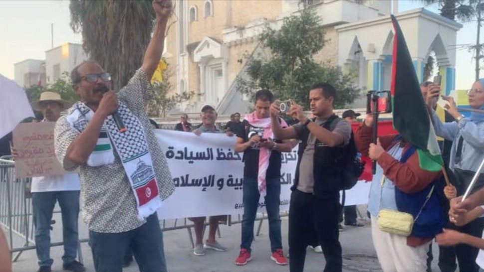 متظاهرون امام سفارة لبنان بتونس يعبرون عن رفضهم لقرار نزع سلاح حزب الله