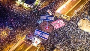 تل أبيب: اشتباكات عنيفة بين الشرطة ومتظاهرين و اقتحام قناة تلفزية
