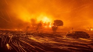 إسبانيا: اجلاء أكثر من ألف شخص جراء اتساع حرائق الغابات