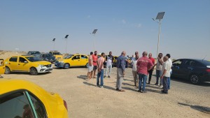 قبلي: سواق سيارات التاكسي بسوق الأحد يغلقون الطريق الرابطة بين ولايتي قبلي وتوزر