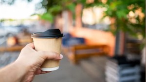 دراسة تحذر: جسيمات بلاستيكية دقيقة في مشروباتنا اليومية