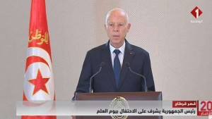 رئيس الجمهورية يشرف على موكب الاحتفال بيوم العلم