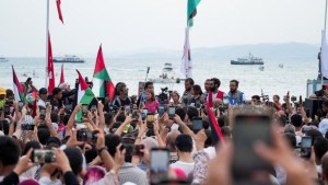 سويعات قبل ابحار أسطول الصمود : عشرات المواطنين يتوافدون على ميناء سيدي بوسعيد