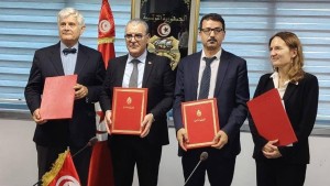 وزير الاقتصاد والمدير التنفيذي للوكالة الفرنسية للتنمية يوقّعان على اتفاقيات تمويل بـحوالي 180 مليون دينار