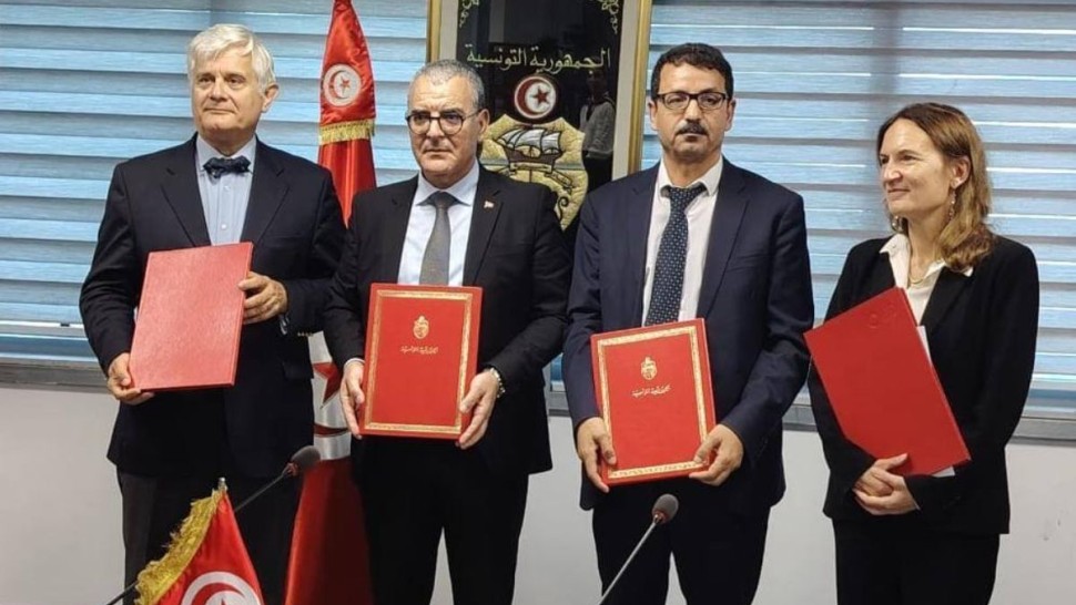 وزير الاقتصاد والمدير التنفيذي للوكالة الفرنسية للتنمية يوقّعان على اتفاقيات تمويل بـحوالي 180 مليون دينار