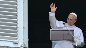 البابا يندد بإجبار سكان غزة على النزوح