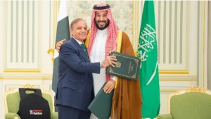 السعودية وباكستان توقعان اتفاقية للدفاع الاستراتيجي المشترك