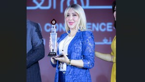 تكريم عفاف الغربي خلال المؤتمر السنوي الأول للإعلام العربي ببنغازي