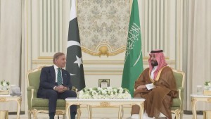 وزير دفاع باكستان: لا يوجد مبرر لإطلاع أي دولة على الاتفاقية الدفاعية مع السعودية