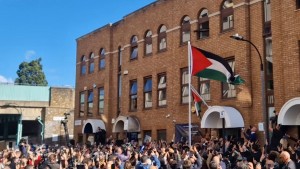 رفع العلم الفلسطيني على مبنى سفارة فلسطين بلندن