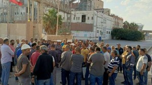 قابس : وقفة احتجاجية لعمال المنطقة الصناعية تنديدا بالوضعية الكارثية الناجمة عن الانبعاثات الغازية