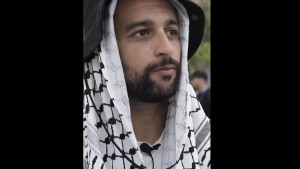 والد المشارك في أسطول الصمود مهاب السنوسي: أنا ووالدته نسانده في كل ما يقوم به (فيديو)