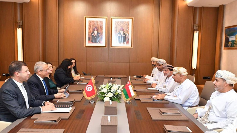 وزير الصحة يؤدي زيارة الى سلطنة عمان