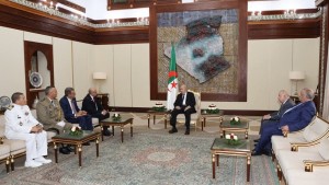وزير الدفاع الوطني خالد السهيلي يلتقي الرئيس الجزائري