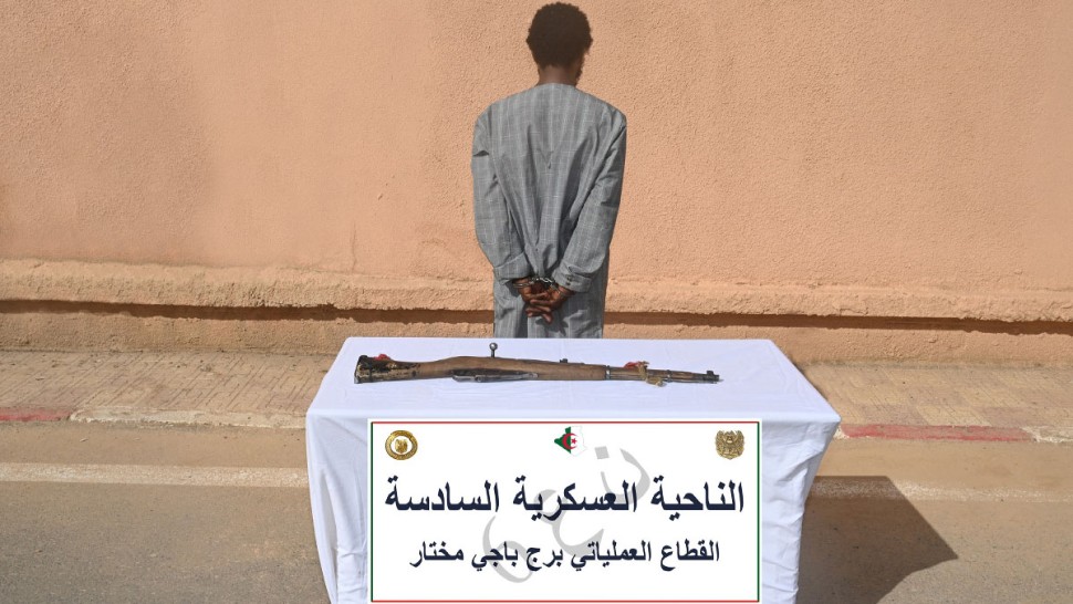 الجزائر: ارهابي يسلّم نفسه يسلم نفسه للسلطات العسكرية