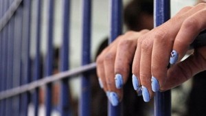 قمرت: 10 سنوات سجنا لفتاتين تخصصتا في ترويج المخدرات بالملاهي الليلية