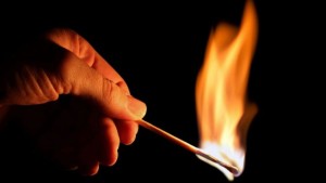 سيدي حسين: يسكب البنزين على جاره ويضرم فيه النار