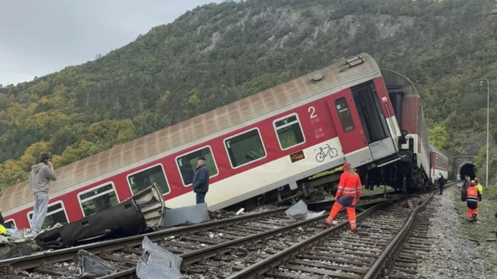 إصابة أكثر من 90 شخصا في حادث اصطدام قطارين بسلوفاكيا