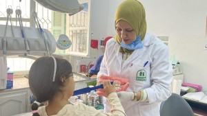 قفصة: انتفاع 151 تلميذا بخدمات قافلة متخصصة في طب الأسنان والعيون