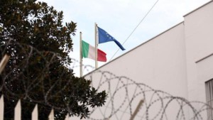 عائلات المفقودين في الهجرة غير النظامية يحتجون أمام سفارة إيطاليا بتونس
