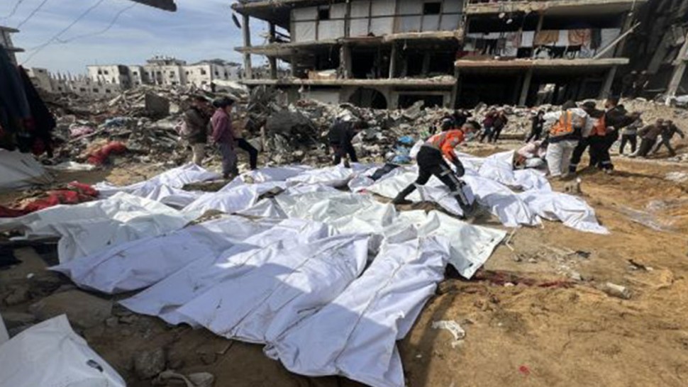 غزة: دفن جثامين عشرات الشهداء الأسرى في مقبرة جماعية بدير البلح