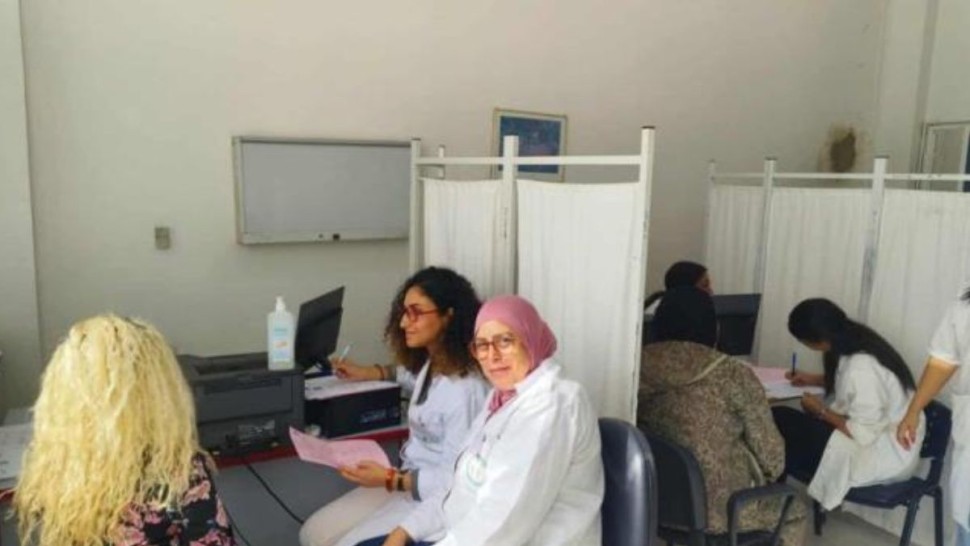 إقبال كثيف على عيادات مجانية لتقصي سرطان الثدي بمستشفى صالح عزيز