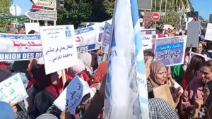 أصحاب الشهائد العليا المعطلين عن العمل يحتجون أمام البرلمان