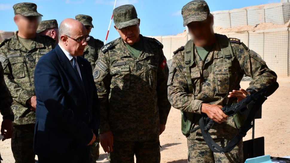 وزير الدفاع يدعو العسكريين  إلى اليقظة للتصدّي لمختلف التهديدات المحتملة