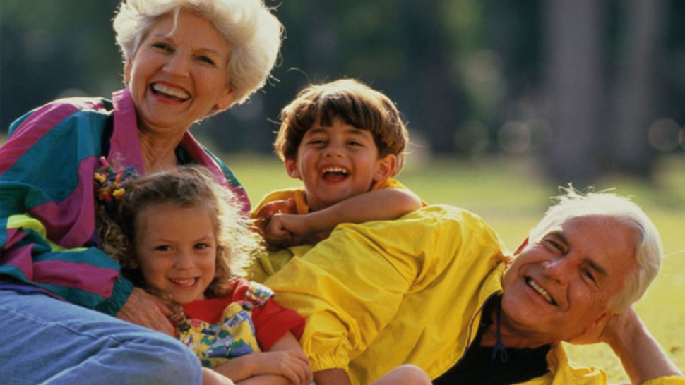 مختصة: قضاء الأجداد أوقات مع أحفادهم يقلّص شعورهم بالاكتئاب بـ25 بالمائة
