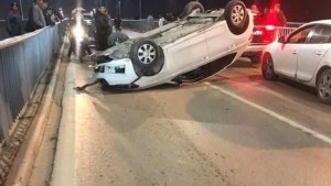 بنزرت : انقلاب سيارة وسط الجسر المتحرك و تعطل حركة المرور