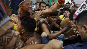 البرازيل : محتجّون من السكان الأصليين يغلقون مدخل مؤتمر كوب 30