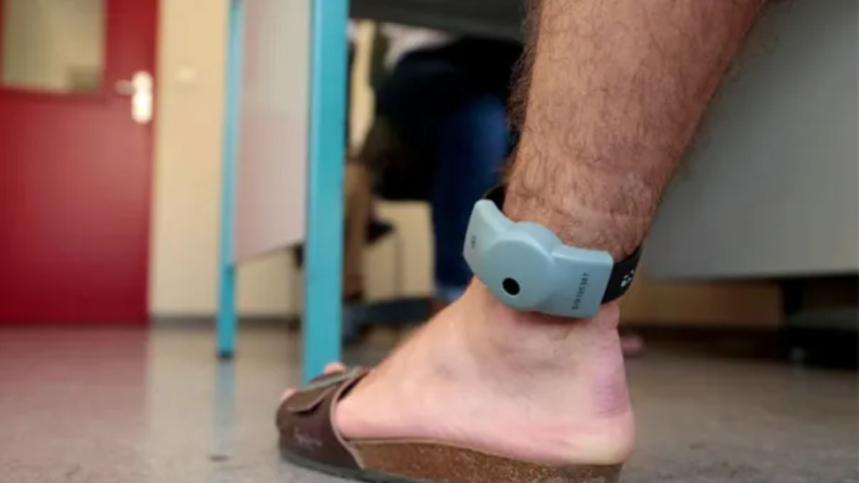 وزارة العدل: اقتناء حوالي 200 سوار الكتروني بكلفة 1.6 مليون دينار