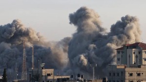 الاحتلال يشن غارات على جنوبي غزة وغزارة الأمطار تفاقم معاناة النازحين