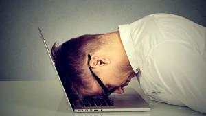 مختصّة تحذّر: الجلوس المطوّل واستعمال الهاتف عادات مدمّرة للذاكرة والتركيز