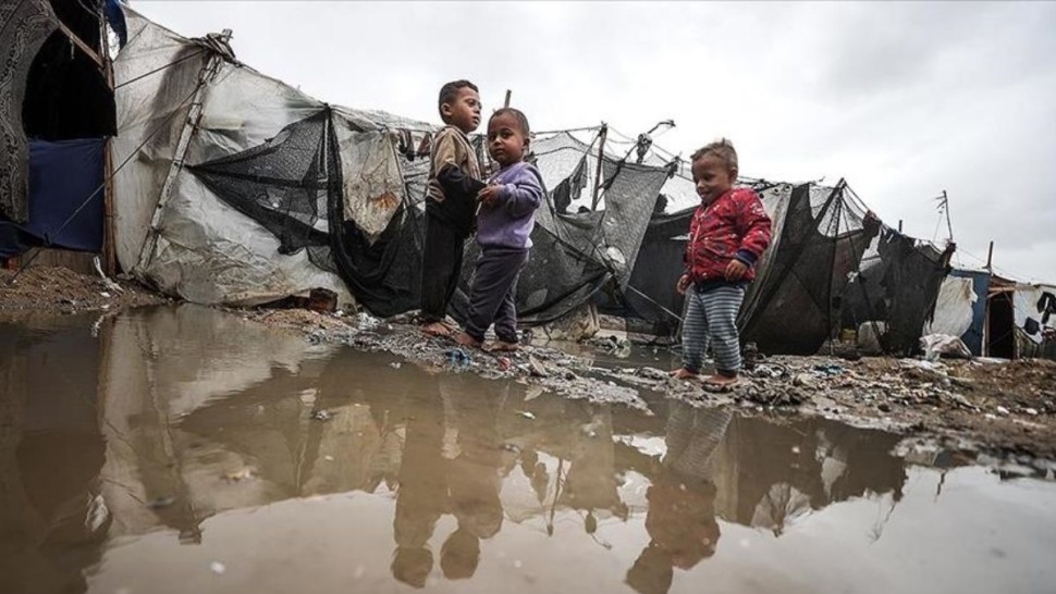 غارات للاحتلال على القطاع والمنخفض الجوي يفاقم معاناة النازحين