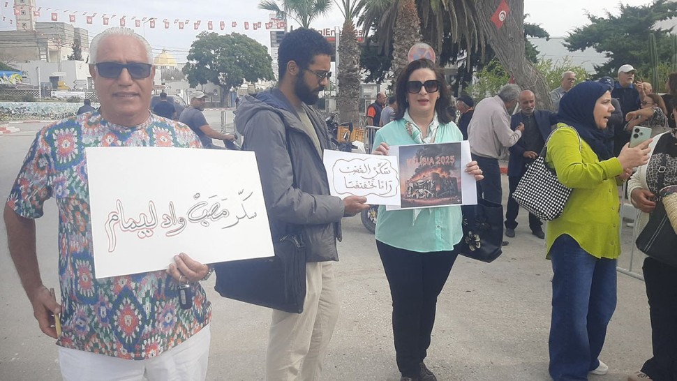 أهالي قليبية يحتجون للمطالبة بغلق المصب العشواىي بوادي ليمام