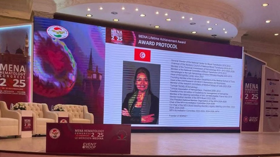 المختصة في علم أمراض الدم آمنة قويدر تتوج بجائزة الانجاز مدى الحياة 2025