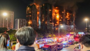 ارتفاع حصيلة ضحايا الحريق الهائل بهونغ كونغ والشرطة تعتقل 3 أشخاص