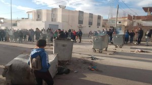 النفيضة: تلاميذ يغلقون الطريق الرابطة بين النفيضة وزغوان احتجاجا على عدم توفر حافلات