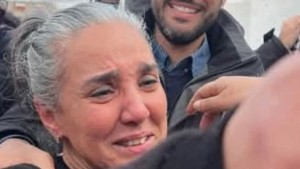 سنية الدهماني تغادر السجن وتقول إنها "مازالت مهددة بالسجن"